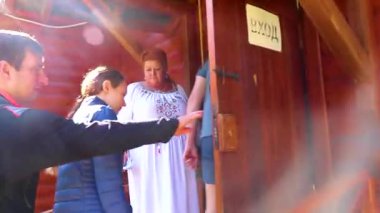 Kamyanyet İlçe Brest Bölgesi Belarus 25. Eylül 2020 Bielaviezskaja Pusca Ulusal Parkı Bialowieza Ormanı 'ndaki ahşap bir kulübeye giden birçok turist grubu.