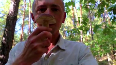 Leninskiy Rayon Brest Brest Bölgesi Belarus Ormanı 'nda elinde mantar olan bir adam..