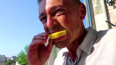 Leninskiy Rayon Brest Bölgesi Belarus 'ta bir adam ekşi limon yiyor..