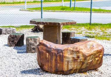 Alplerdeki mermer taş bank sandalyeleri ve masa Reutte Tyrol Avusturya.