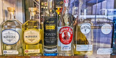 Centro Historico Mexico City 15. Şubat 2021 Meksika ruhları içki şişeleri Centro Historico Mexico City 'nin vitrininde.