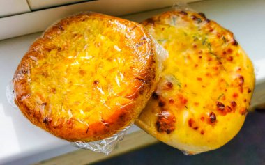 Leninskiy Rayon Brest Brest Bölgesi Belarus 'ta kanepenin üzerinde pizza ekmeği paketini açarken göster..