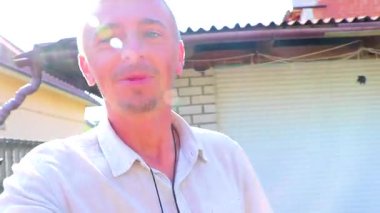 Beyaz Rusya 'nın Leninskiy Rayon Brest Bölgesi' nde bir adam taze domates yiyor..