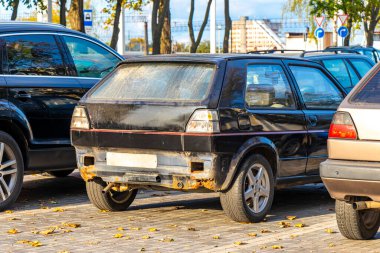 Brest Brest Bölgesi Belarus 20. Eylül 2020 Dusty eski arabalar Leninskiy Rayon Brest Belarus köyünde park.