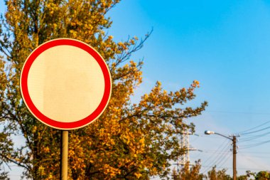 Brest Brest Bölgesi Belarus 23. Eylül 2020 Leninskiy Rayon Brest Belarus 'ta hız sınırı olan kırmızı ve beyaz yol işareti.