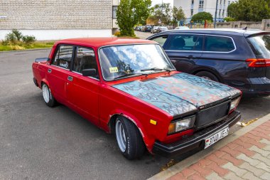 Brest Brest Bölgesi Belarus 26. Eylül 2020 Leninskiy Rayon Brest Belarus 'taki otoparkta modern arabaları park etti.