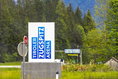 Reutte Tyrol Avusturya 29. Mayıs 2025 Mavi ve beyaz yol işareti Alpler 'de yer bilgisi yön ve ok Tyrol Avusturya.