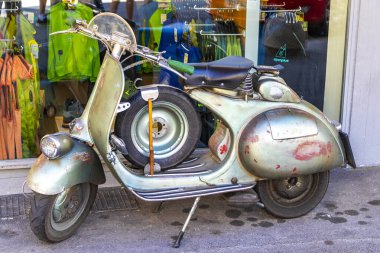 Landeck Tyrol Avusturya 30. Mayıs 2025 Landeck District Landeck Tyrol Avusturya 'da eski mobilet.