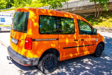 Reutte Tyrol Avusturya 30. Mayıs 2025 Alp Reutte Tyrol Avusturya 'daki otoparkta modern arabaları park etti.