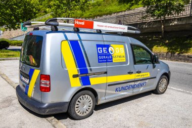 Reutte Tyrol Avusturya 30. Mayıs 2025 Alp Reutte Tyrol Avusturya 'daki otoparkta modern arabaları park etti.