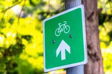 Landeck Tyrol Avusturya 30. Landeck District Landeck Tyrol Avusturya 'da yayalar ve bisikletçiler için Mayıs 2025 tabelası.