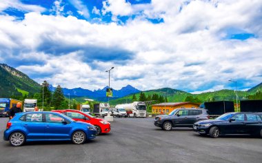 Reutte Tyrol Avusturya 01. Haziran 2025 Alp Reutte Tyrol Avusturya 'daki otoparkta modern arabaları park etti.