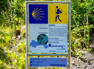 Reutte Tyrol Avusturya 30. Mayıs 2025 Alplerde yer bilgisi yön ve okla Sarı Yol işareti Tyrol Avusturya.