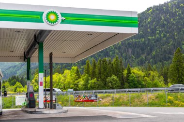 Reutte Tyrol Avusturya 01. Haziran 2025 BP benzin istasyonu markası ve park yeri Alpleri ile Reutte Tyrol Avusturya.