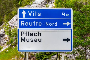 Reutte Tyrol Avusturya 01. Haziran 2025 Mavi ve Beyaz Yol İşareti. Alpler 'in Reutte Tyrol Avusturya bölgesindeki konum bilgisi yön ve oku..