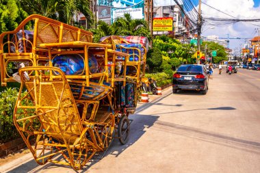 Pattaya Chon Buri Tayland 27 numara. Ekim 2018 'de Güney Asya' da Pattaya Bang Lamung Amphoe Chon Buri Tayland 'da bisiklet el arabası satan mobilya satıcısı..
