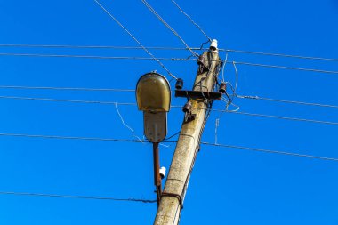 Beyaz Rusya 'nın Leninskiy Rayon Brest bölgesinde mavi gökyüzü olan bir elektrik direğindeki eski fener..