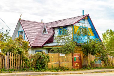 Mir Karelichy Bölgesi Belarus 29. Eylül 2020 Tipik Renkli Köy Sokak Yolu ve Mir Karelichy İlçe Hrodna Bölgesi Belarus 'ta Ahşap Kulübe ve Ev.