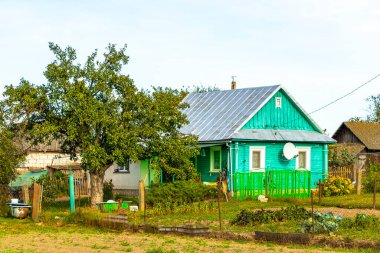 Mir Karelichy Bölgesi Belarus 29. Eylül 2020 Tipik Renkli Köy Sokak Yolu ve Mir Karelichy İlçe Hrodna Bölgesi Belarus 'ta Ahşap Kulübe ve Ev.