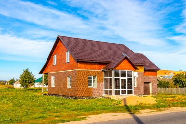 Mir Karelichy Bölgesi Belarus 29. Eylül 2020 Tipik Renkli Köy Sokak Yolu ve Mir Karelichy İlçe Hrodna Bölgesi Belarus 'ta Ahşap Kulübe ve Ev.