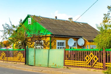 Mir Karelichy Bölgesi Belarus 28. Eylül 2020 Tipik Renkli Köy Sokak Yolu ve Mir Karelichy İlçe Hrodna Bölgesi Belarus 'ta Ahşap Kulübe ve Ev.