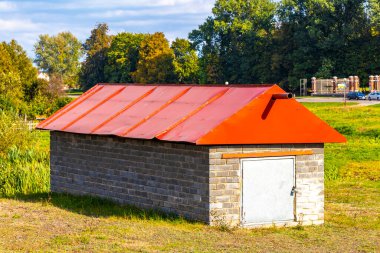 Mir Karelichy Bölgesi Belarus 28. Eylül 2020 Tipik Renkli Köy Sokak Yolu ve Mir Karelichy İlçe Hrodna Bölgesi Belarus 'ta Ahşap Kulübe ve Ev.