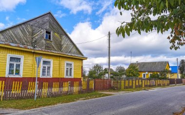 Mir Karelichy Bölgesi Belarus 28. Eylül 2020 Mir Karelichy İlçesi Belarus Bölgesi 'nde Ahşap Kulübeleri ve Evleri olan Tipik Renkli Köy Sokakları ve Yolları.