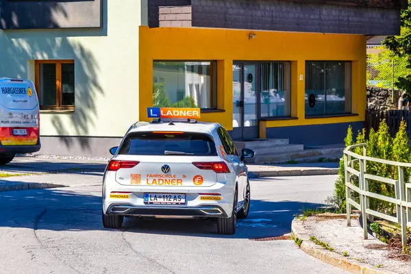 Landeck Tyrol Avusturya 30. Mayıs 2025 Landeck District Landeck Tyrol Avusturya 'daki köy caddesinde okul arabası sürüyor..