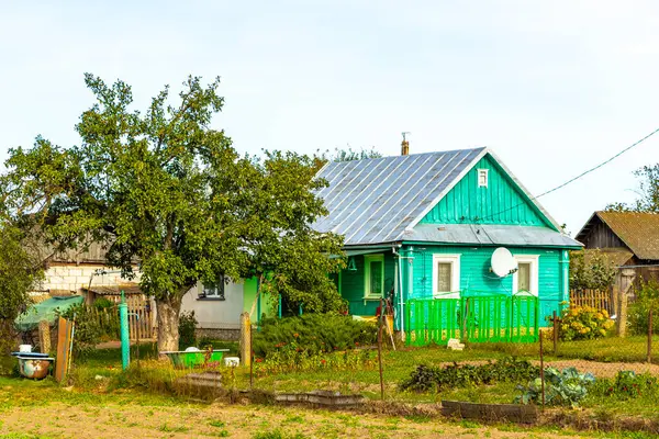 Mir Karelichy Bölgesi Belarus 29. Eylül 2020 Tipik Renkli Köy Sokak Yolu ve Mir Karelichy İlçe Hrodna Bölgesi Belarus 'ta Ahşap Kulübe ve Ev.