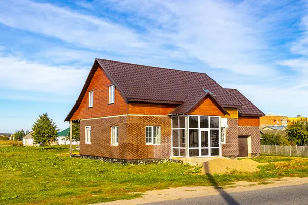 Mir Karelichy Bölgesi Belarus 29. Eylül 2020 Tipik Renkli Köy Sokak Yolu ve Mir Karelichy İlçe Hrodna Bölgesi Belarus 'ta Ahşap Kulübe ve Ev.