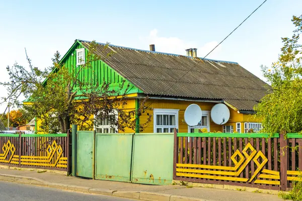 Mir Karelichy Bölgesi Belarus 28. Eylül 2020 Tipik Renkli Köy Sokak Yolu ve Mir Karelichy İlçe Hrodna Bölgesi Belarus 'ta Ahşap Kulübe ve Ev.