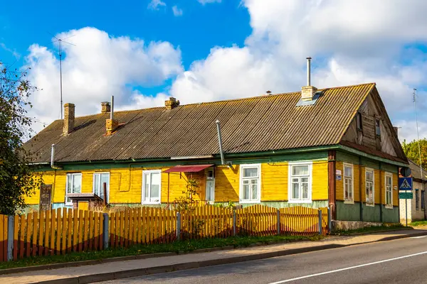 Mir Karelichy Bölgesi Belarus 28. Eylül 2020 Tipik Renkli Köy Sokak Yolu ve Mir Karelichy İlçe Hrodna Bölgesi Belarus 'ta Ahşap Kulübe ve Ev.