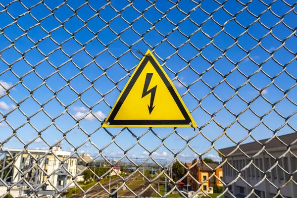 Leninskiy Rayon Brest Bölgesi Belarus 'taki tel örgülerde sarı uyarı işareti var..