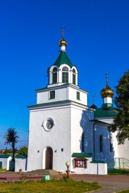 Mir Hrodna Bölgesi Belarus 28. Eylül 2020 Yeşil ve beyaz kilise katedrali Troitskaya Çerkov altın kubbeleri ve mavi gökyüzü Mir Karelichy İlçe Hrodna Belarus Bölgesi 'nde.
