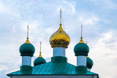 Beyaz ve yeşil kilise katedrali Troitskaya Çerkov altın kubbeleri ve mavi gökyüzü Mir Karelichy İlçe Hrodna Belarus Bölgesi 'nde.