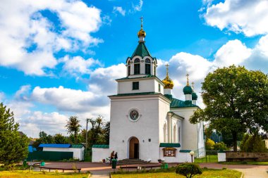 Mir Hrodna Bölgesi Belarus 28. Eylül 2020 Yeşil ve beyaz kilise katedrali Troitskaya Çerkov altın kubbeleri ve mavi gökyüzü Mir Karelichy İlçe Hrodna Belarus Bölgesi 'nde.