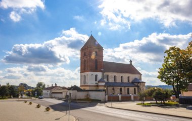 Mir Hrodna Bölgesi Belarus 28. Eylül 2020 Mir Karelichy Bölgesi Hrodna Bölgesi 'nde mavi bulutlu gökyüzü ile Aziz Nicholas Katolik Kilisesi Katedrali.