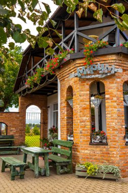 Mir Karelichy Bölgesi Belarus 29. Eylül 2020 Mir Karelichy İlçesi Hrodna Bölgesi Belarus 'taki Mir Kalesi' nde kafe restoranı olan Tipik Renkli Köy Sokakları ve Yolları.