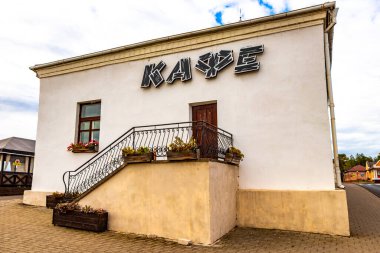Mir Karelichy Bölgesi Belarus 29. Eylül 2020 Mir Karelichy İlçe Hrodna Bölgesi Belarus 'taki Kafe Restoranı kafeteryası olan Tipik Renkli Köy Sokakları ve Yolları.