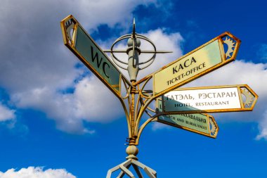 Mir Karelichy Bölgesi Belarus 28. Eylül 2020 'de Mir Karelichy İlçe Hrodna Bölgesi Belarus' taki MIR kalesine mavi gökyüzü ile turizm bilgileri imzalandı.