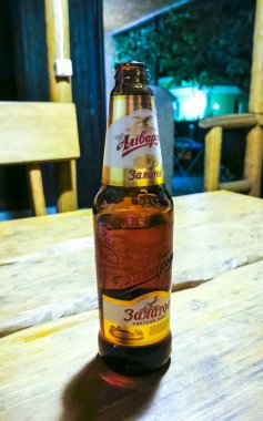 Mir Hrodna Bölgesi Belarus 29. Eylül 2020 Beyaz Rusya Bölgesi 'nde Mir Karelichy Bölgesi Hrodna bölgesinde bir restoran masasında cam bir şişede Rus birası..