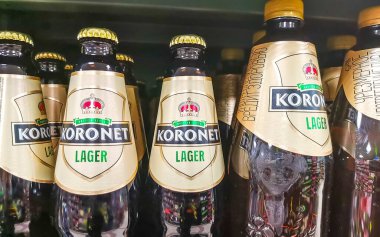 Mir Hrodna Bölgesi Belarus 29. Eylül 2020 Mir Karelichy İlçe Hrodna Bölgesi Belarus 'taki süpermarket raflarında Rus birası.