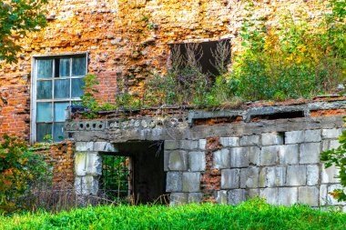 Beyaz Rusya 'nın Mir Karelichy Bölgesi Hrodna Bölgesi' nde, doğadaki tuğlalar üzerine terk edilmiş eski endüstriyel bina..