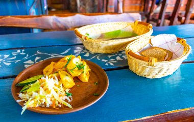 Belarus 'un Mir Karelichy Bölgesi Hrodna Bölgesi' nde bir restoranda lahana tabağında geleneksel Rus yemeği..