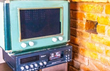 Mir Hrodna Bölgesi Belarus 28. Eylül 2020 Mir Karelichy İlçe Hrodna Bölgesi Belarus 'taki antika eski televizyon kasetçalar ve hoparlörler.