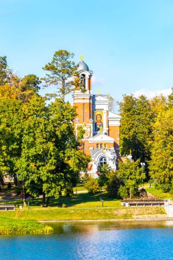 Mir Hrodna Bölgesi Belarus 28. Eylül 2020 'de Mir Şatosu' nda Sviatapolk Mirski Tapınağı ve Mir Karelichy İlçesi Belarus Bölgesi 'nde Miranka Gölü.