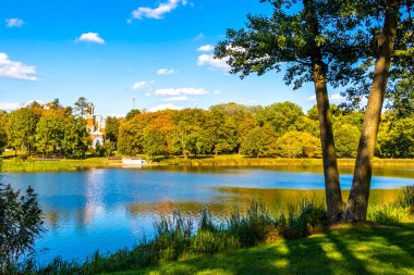 Mir Hrodna Bölgesi Belarus 28. Eylül 2020 'de Mir Şatosu' nda Sviatapolk Mirski Tapınağı ve Mir Karelichy İlçesi Belarus Bölgesi 'nde Miranka Gölü.