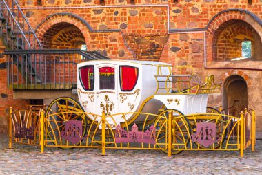 Mir Hrodna Bölgesi Belarus 28. Eylül 2020 Beyaz ve kırmızı asil araba Beyaz Rusya Belarus 'un Mir Karelichy Bölgesi' ndeki kalenin iç avlusunda..