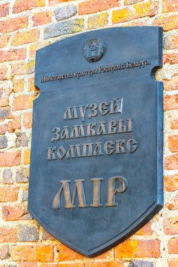 Mir Hrodna Bölgesi Belarus 29. Eylül 2020 'de Beyaz Rusya' nın Mir Karelichy İlçe Hrodna Bölgesi 'ndeki tuğla duvar dokusu hakkında Castle bronz heykel bilgileri.