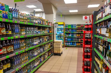 Mir Hrodna Bölgesi Belarus 28. Eylül 2020 Süpermarket koridorları ve rafları Mir Karelichy İlçe Hrodna Bölgesi Belarus.